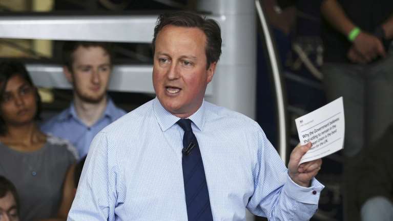 O Κάμερον oμολογεί κέρδη από την offshore του πατέρα του