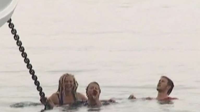 Aλληλέγγυοι έπεσαν στο λιμάνι για να μην φύγει το πλοίο για Τουρκία