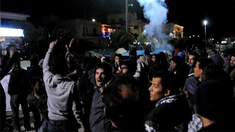 Χάος στη Χίο και επεισόδια μεταξύ προσφύγων &amp; κατοίκων