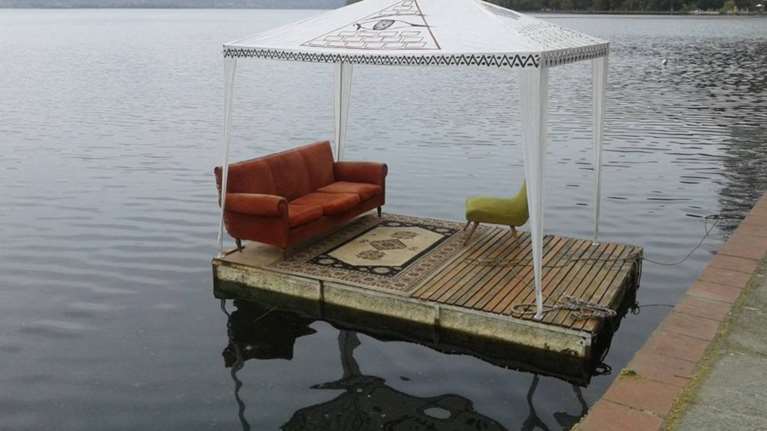 Μια απίθανη παρέα έβαλε ένα σαλόνι μέσα στη λίμνη της Καστοριάς
