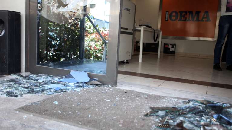 Επίθεση του «Ρουβίκωνα» στα γραφεία του Πρώτου Θέματος