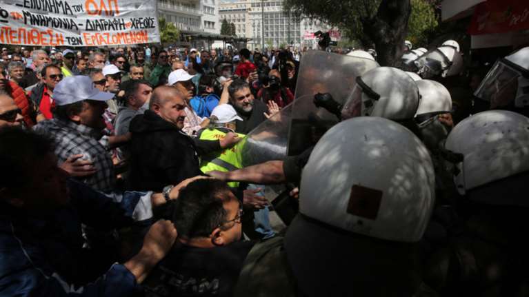 Δακρυγόνα κατά λιμενεργατών που διαδηλώνουν για την πώληση του ΟΛΠ