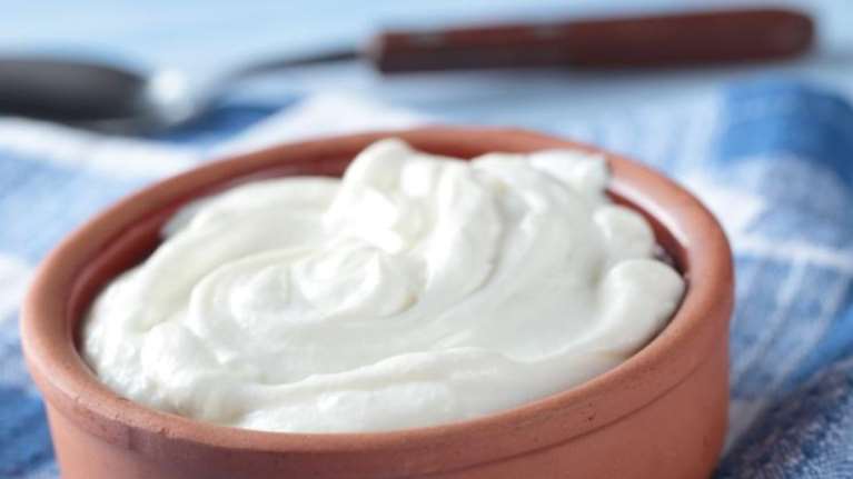 Μετωπική στη Βουλή για το γιαούρτι από σκόνη γάλακτος