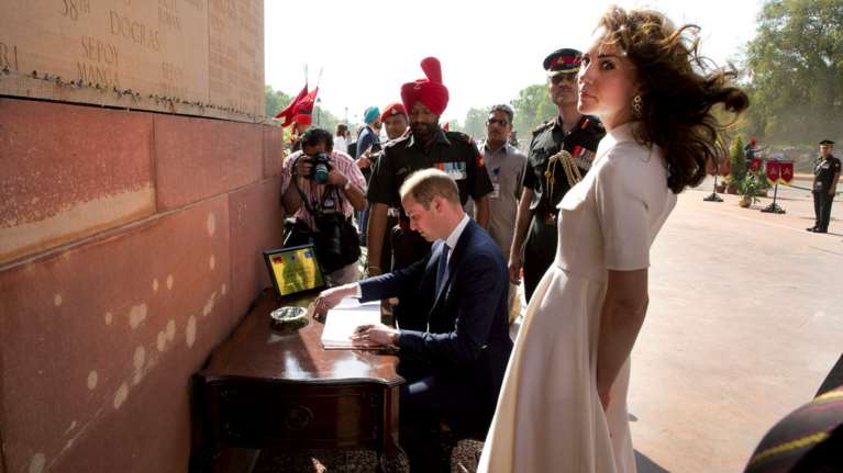 Το... σέξι ατύχημα της Κέιτ: Παρολίγον να αποκαλύψει το βασιλικό εσώρουχο