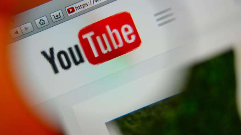 Politico: Η Κομισιόν εξετάζει το ενδεχόμενο επιβολής «φόρου Youtube»