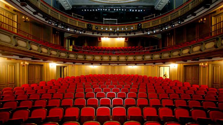 Άδειες θεάτρων: Συμμορφωθείτε μέχρι το φθινόπωρο