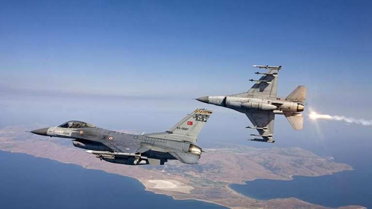 Τούρκος πιλότος αλώνισε με F-16 πάνω από τις Οινούσες