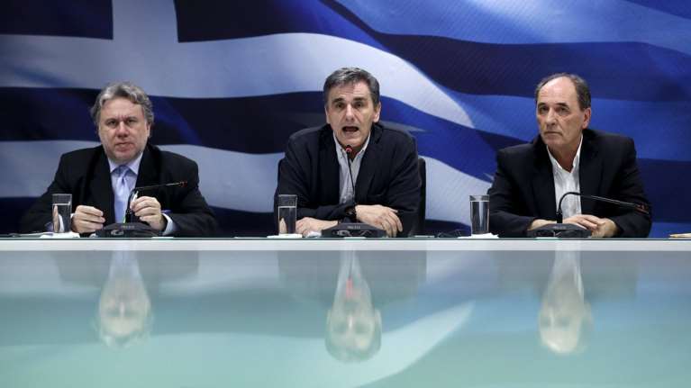 Η κυβέρνηση καταθέτει χωρίς συμφωνία δύο ν/σ στη Βουλή