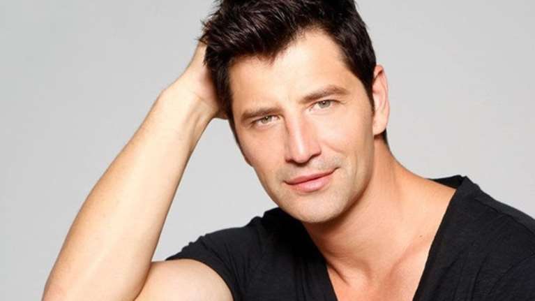 Αυτός είναι ο «άγνωστος» 24χρονος αδερφός του Ρουβά