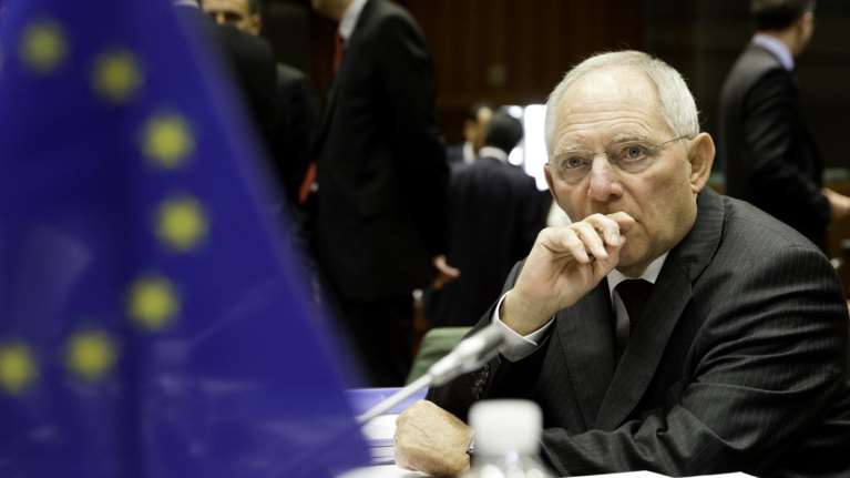 Βόμβα Σόιμπλε: Δεν εκβιαζόμαστε για το ελληνικό χρέος