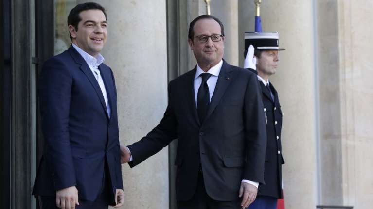 Στο Παρίσι εσπευσμένα ο Τσίπρας, μετά την εμπλοκή με θεσμούς