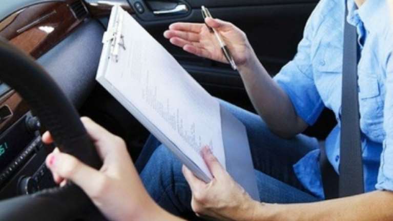 Kατάληψη του υπ. Μεταφορών από εκπαιδευτές οδήγησης