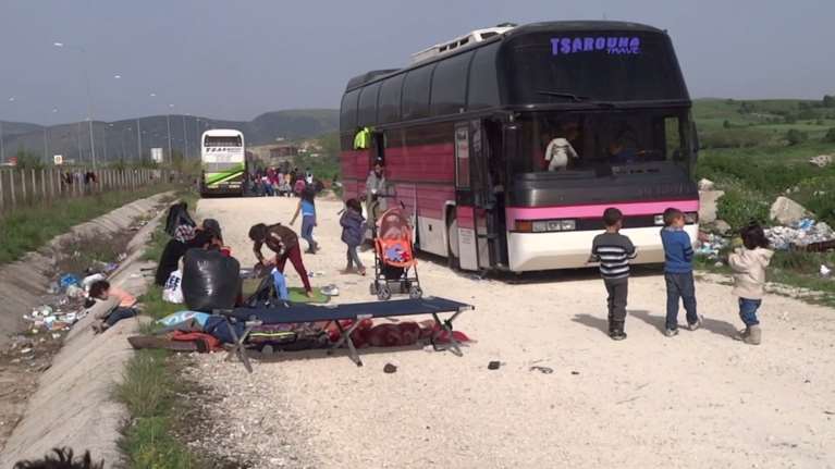 Για δεύτερη ημέρα παραμένουν στα πούλμαν πρόσφυγες στον Κατσικά