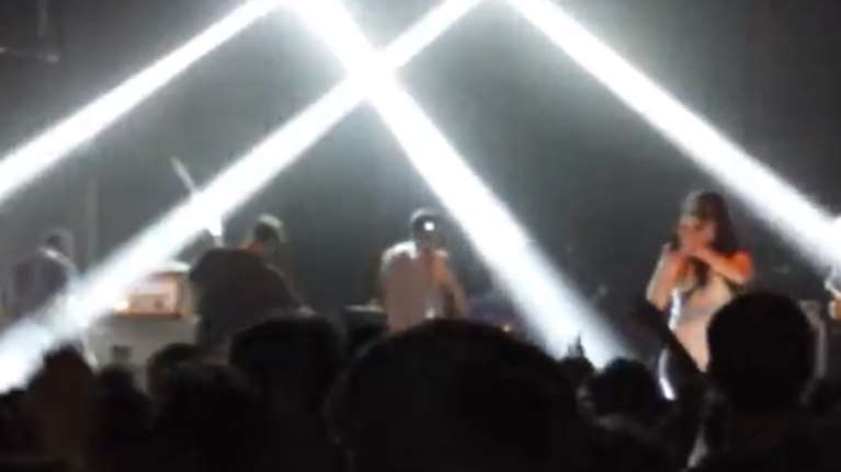 Τραγουδιστής punk κλωτσάει θαυμάστρια και την πετά από τη σκηνή