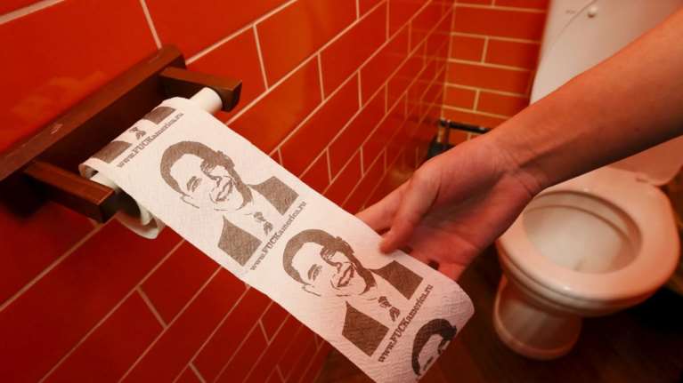 Στο καφέ του Πούτιν ο Ομπάμα κοσμεί το χαρτί τουαλέτας