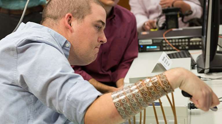 Τετραπληγικός κίνησε ξανά το χέρι του χάρη σε ένα τσιπ