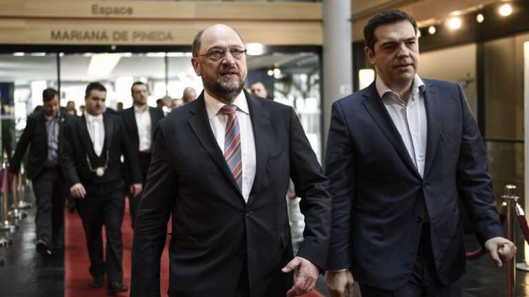 Τσίπρας σε Σουλτς: Υπόθεση της κυβέρνησης η κατανομή των βαρών