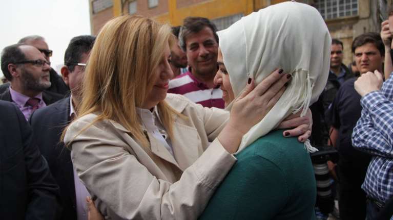 Η συγκινητική συνάντηση της Φώφης με την 22χρονη Σαλάμ στον Πειραιά