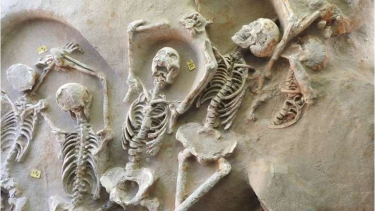 Τι έδειξε η αυτοψία στους 80 αλυσοδεμένους «αντάρτες» του Φαλήρου