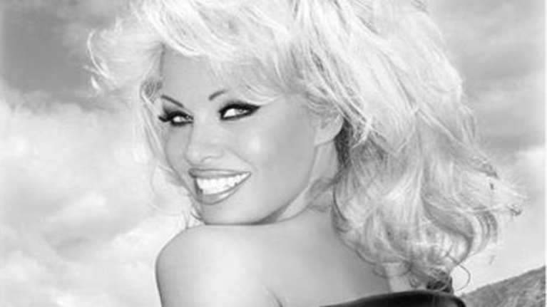 Η Pamela Anderson ξέρει να προκαλεί