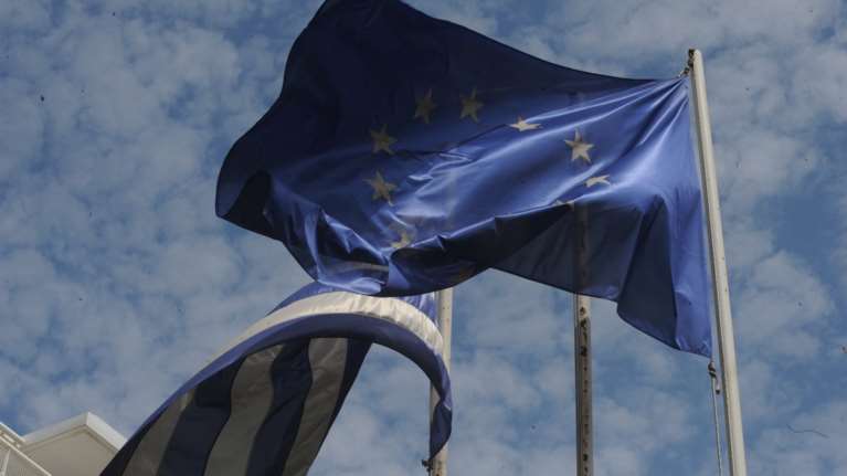 SZ: Οι Ευρωπαίοι οφείλουν στην Ελλάδα ελάφρυνση του χρέους