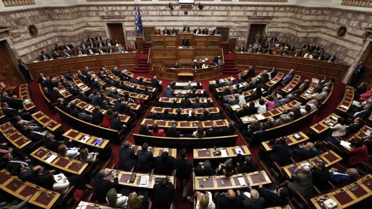 Συζήτηση στη Βουλή για Μαρκήσιο ντε Σαντ και τις «κάλτσες της διαπλοκής»