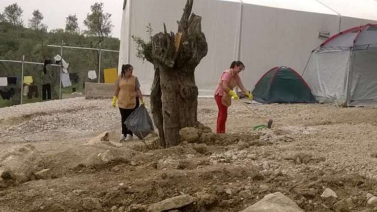 Ξεχορταριάζουν και ασπρίζουν το hotspot για την επίσκεψη του Πάπα