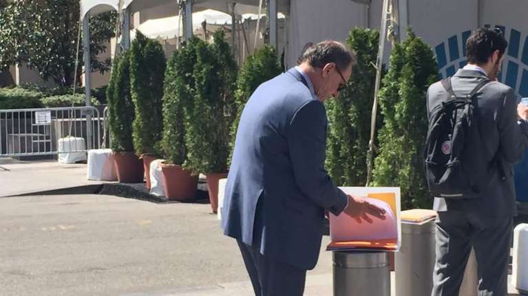 Ο Σταθάκης ψάχνει τα χαρτιά του έξω από την έδρα του ΔΝΤ-φωτό και βίντεο