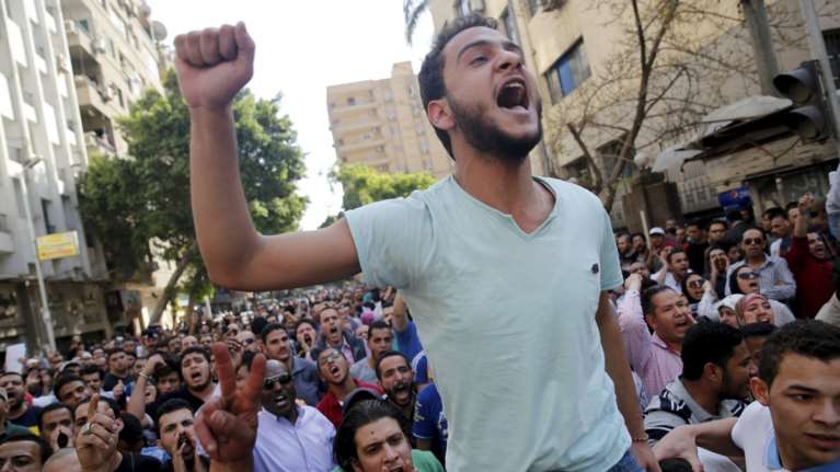 Ξύλο και δακρυγόνα σε ογκώδη διαδήλωση στο Κάιρο