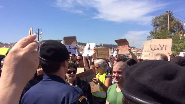 Συνθήματα κατά της Ε.Ε. στο λιμάνι της Μυτιλήνης - ΒΙΝΤΕΟ