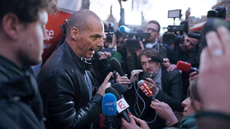 Ο Βαρουφάκης στις πλατείες στο Παρίσι με διαδηλωτές