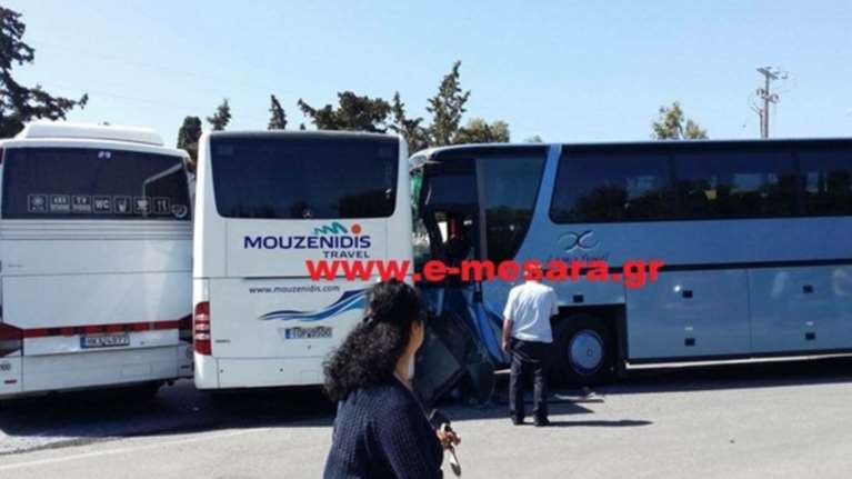 Απίστευτο τροχαίο με σχολικό- Λύθηκε το χειρόφρενο