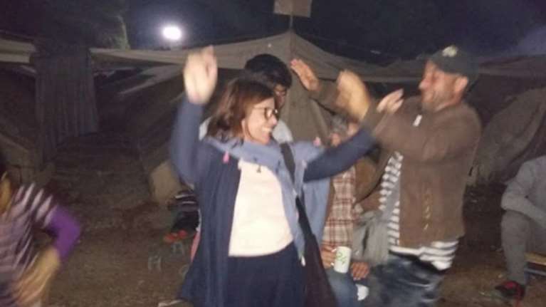 Βουλευτής του ΣΥΡΙΖΑ έστησε χορό με τους πρόσφυγες στη Ριτσώνα