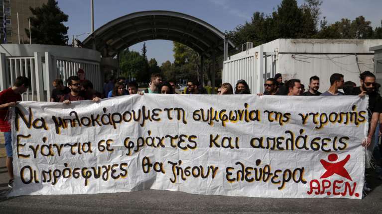 Συνθήματα και προσαγωγές στο Προστασίας του Πολίτη για το προσφυγικό