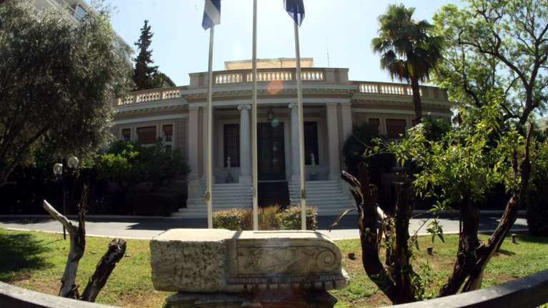 Κυβέρνηση: Ούτε εκλογές, ούτε δημοψήφισμα, ούτε μέτρα