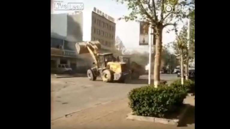 Απίστευτος καυγάς με μπουλντόζες στην Κίνα: δείτε το βίντεο