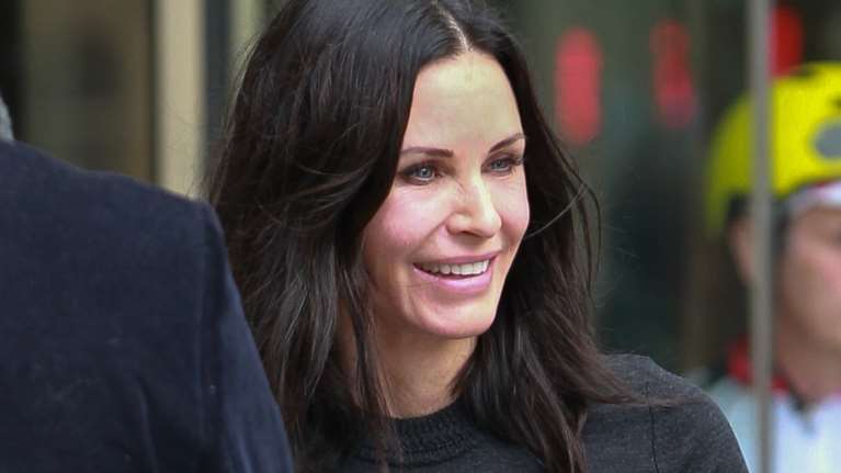 Αγνώριστη από τις πλαστικές και τα μπότοξ η Μόνικα από τα Φιλαράκια