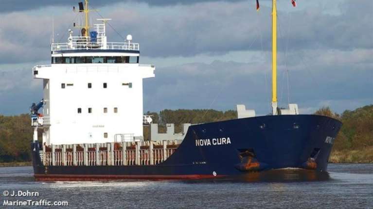 Βυθίζεται φορτηγό πλοίο που προσάραξε βόρεια της Λέσβου