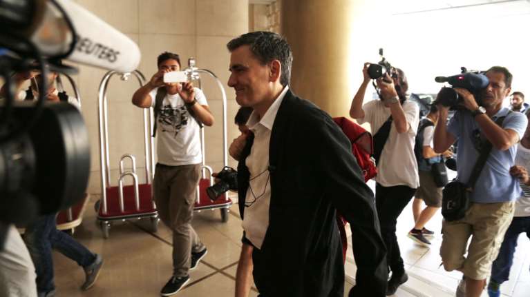 Κλείδωσε ο ΦΠΑ στο 24%, διαφωνία ΔΝΤ για το αφορολόγητο