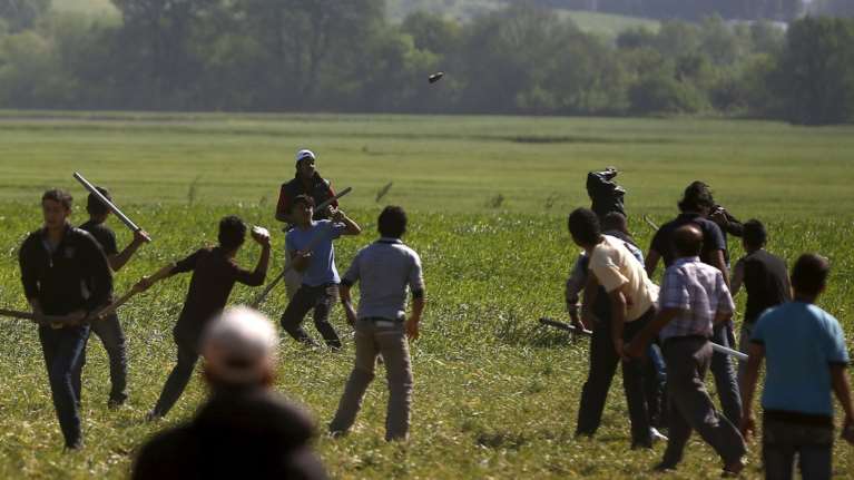 «Εμφύλιος» στην Ειδομένη με ξύλα και πετροπόλεμο μεταξύ προσφύγων