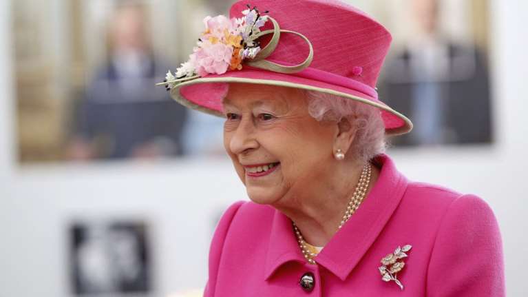God save the queen: Η Ελισάβετ κλείνει τα 90 στο απόγειο της δημοφιλίας της