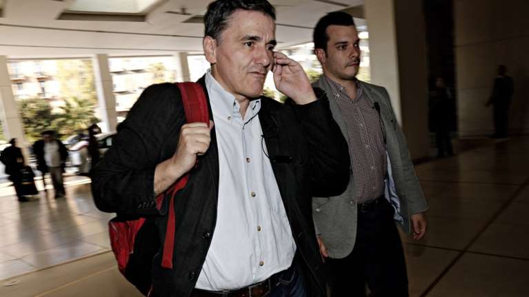 «Αγκάθια» στη διαπραγμάτευση  κόκκινα δάνεια, αφορολόγητο και επικουρικές