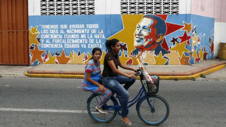 Ο Μαδούρο επέβαλε δελτίο και στο ρεύμα!