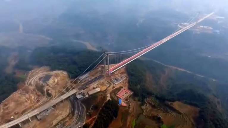 Ιλιγγος στην κρεμαστή γέφυρα που χάνεται στα σύννεφα