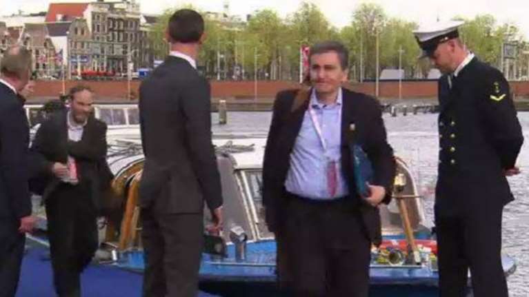 Με βάρκα έφτασε στο Eurogroup ο Ευκλείδης Τσακαλώτος