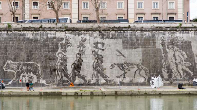 Οι όχθες του Τίβερη μεταμορφώνονται από μια μεγάλη οικολογική τοιχογραφία