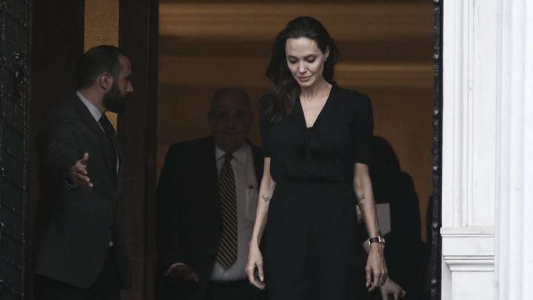 Η σκελετωμένη Τζολί ανησυχεί τον πατέρα της. Εκείνη δεν θέλει να τον ξέρει!