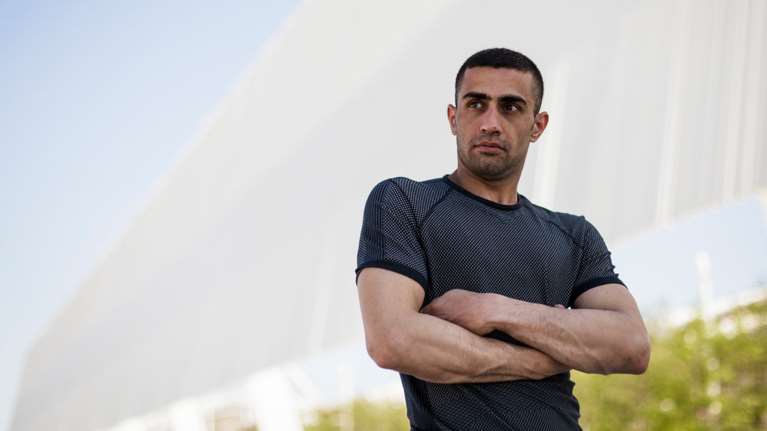 Η συγκλονιστική ιστορία του πρόσφυγα με την Ολυμπιακή Φλόγα στον Ελαιώνα