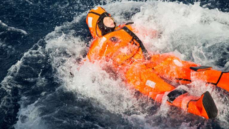 Tρολάρισμα σε υπουργό που βούτηξε στο Αιγαίο για να νιώσει... πρόσφυγας