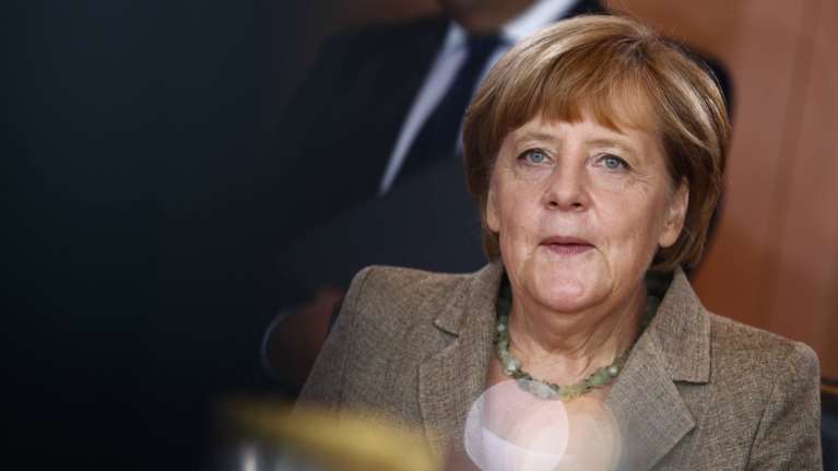 Σύμβουλος Μέρκελ: Έρχεται «κούρεμα» ελληνικού χρέους